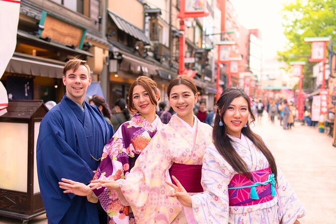 Tokyo: Winter Kimono Experience in Asakusa - Entering Asakusa by Way of Kaminarimon and Nakamise