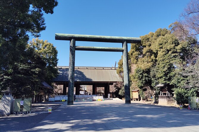 Tokyo: Yasukuni Shrine and Yushukan Museum Guided Tour - Yushukan Museum: wartime exhibits explained with real context