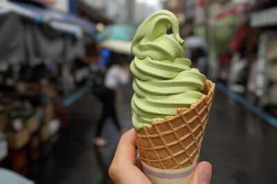 Tsukiji Fish Market Food Tour: Seafood, Street Food & Hidden Gems - How the guide changes the whole market experience