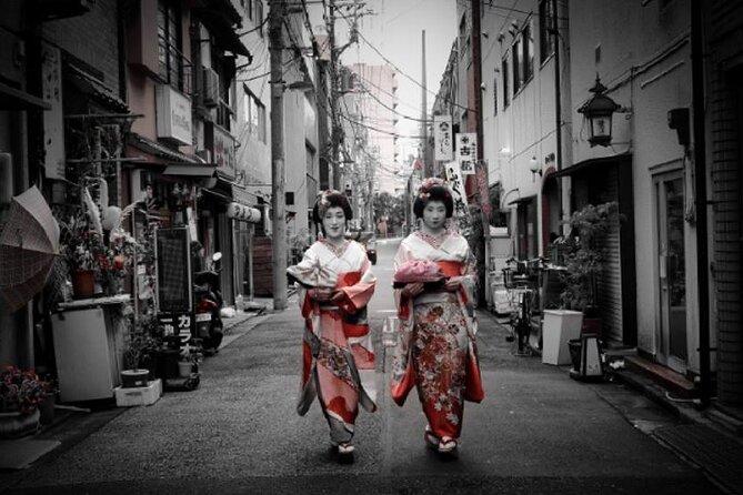 Watch the Young Geisha do their makeup and Get Ready! - Why Watch a Young Geisha Put on Oshi roi Makeup in Tokyo?