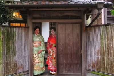 Watch the Young Geisha do their makeup and Get Ready! - Oshiroi White Makeup and the Outfit Choices You’ll Learn